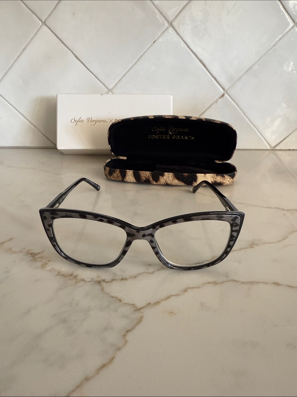Sofía Vergara x Foster Grant Gloria Reading  Glasses in Leopard Case
